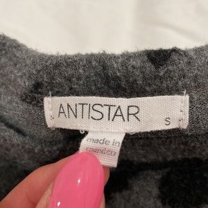 Black and grilled leopard print long sleeve T-shirt